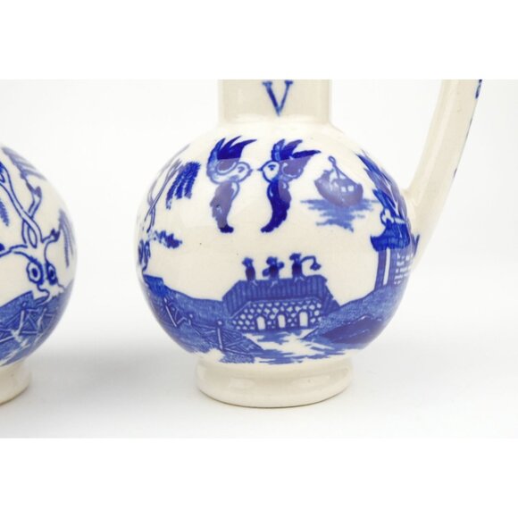 Set Of 2 Vintage Blue & White Ceramic Oil & Vinegar Cruet Pitchers With 1 Lid - Picture 6 of 16